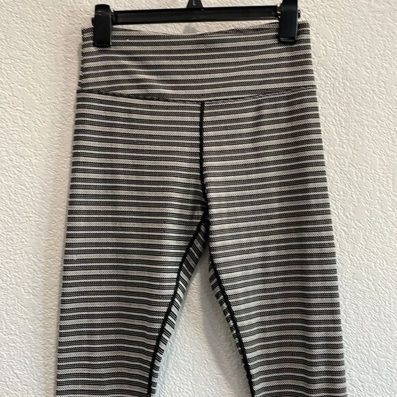 Zyia Active Black White Stripe Aztec Adrenaline 7/8 24" Leggings Size 6-8 - Picture 3 of 9